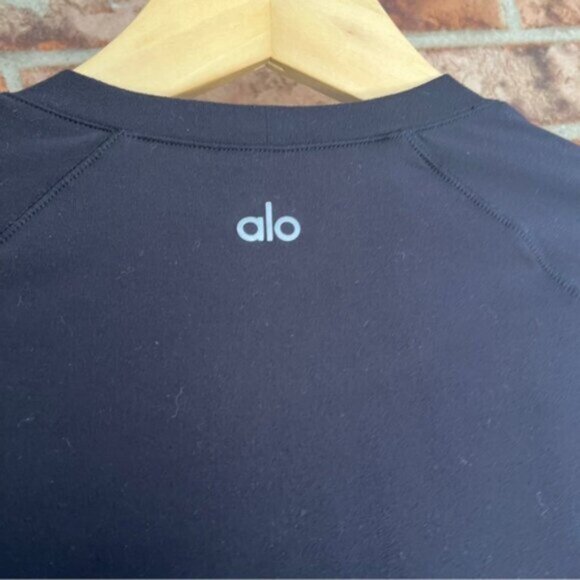 ALO Yoga Highline Fitted Crop Top with Unique Shoulder Design EUC S - Picture 6 of 13